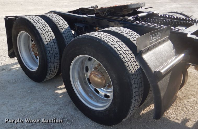 image for item DD4443 2005 Peterbilt 387 semi truck