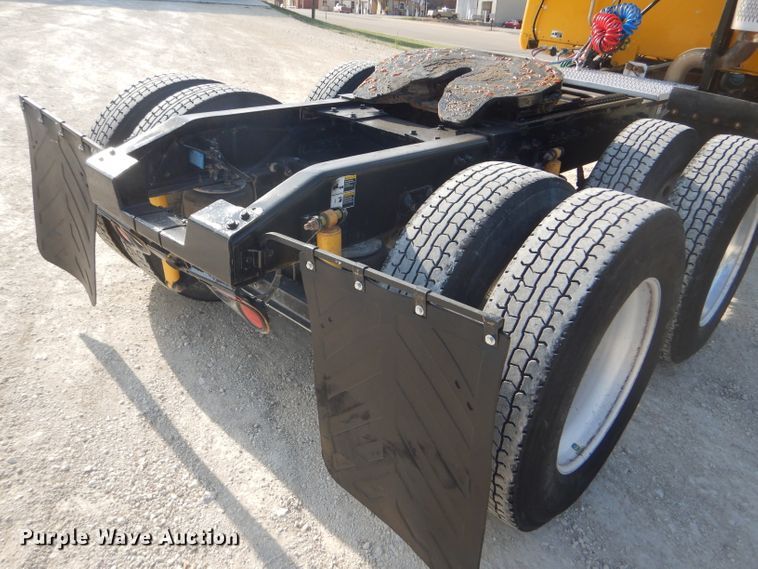 image for item DD4443 2005 Peterbilt 387 semi truck