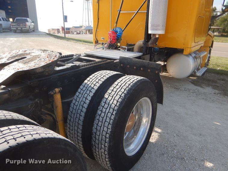 image for item DD4443 2005 Peterbilt 387 semi truck