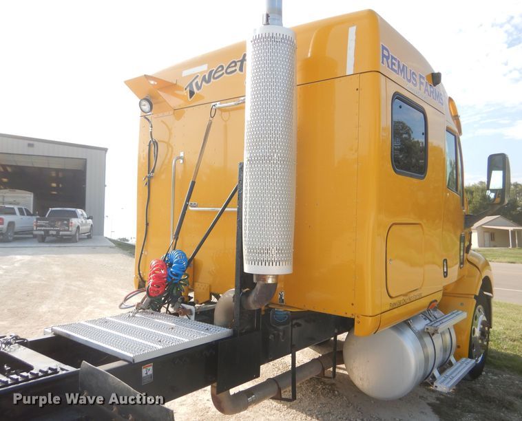 image for item DD4443 2005 Peterbilt 387 semi truck