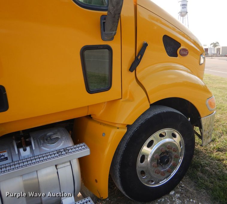 image for item DD4443 2005 Peterbilt 387 semi truck