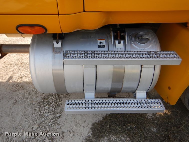 image for item DD4443 2005 Peterbilt 387 semi truck