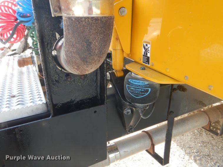 image for item DD4443 2005 Peterbilt 387 semi truck