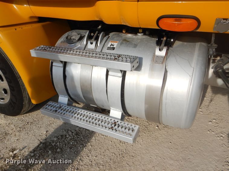 image for item DD4443 2005 Peterbilt 387 semi truck