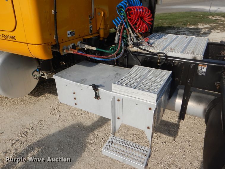 image for item DD4443 2005 Peterbilt 387 semi truck