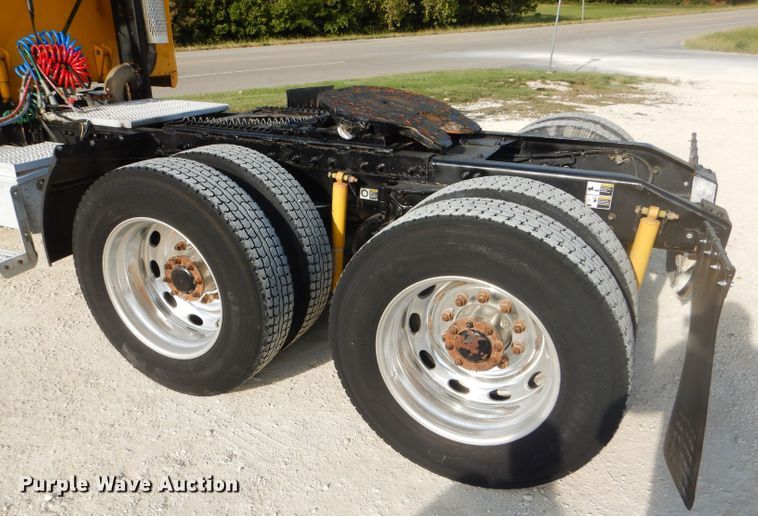 image for item DD4443 2005 Peterbilt 387 semi truck