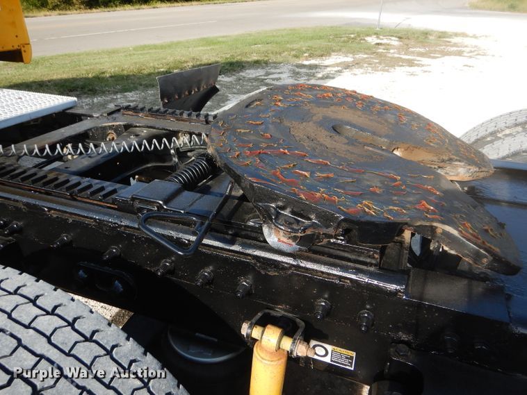 image for item DD4443 2005 Peterbilt 387 semi truck