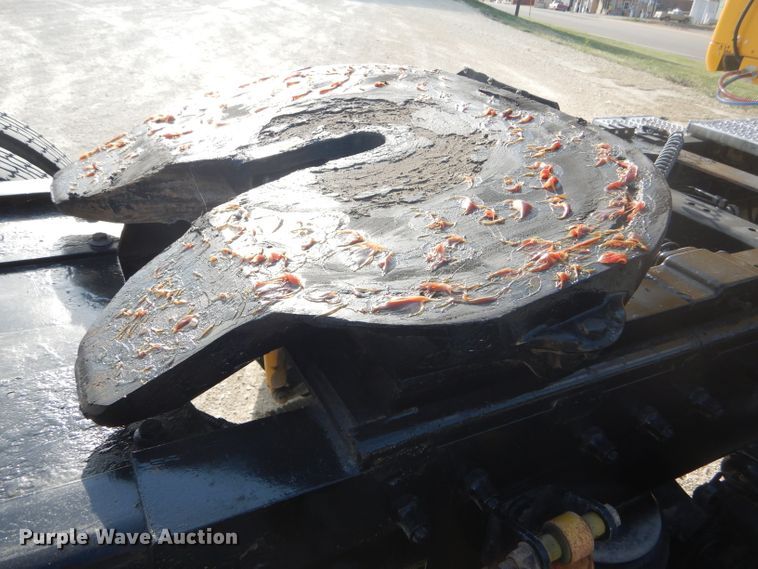 image for item DD4443 2005 Peterbilt 387 semi truck