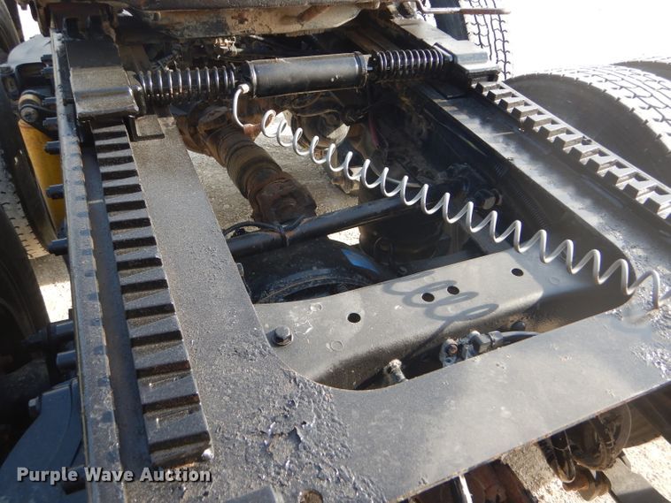 image for item DD4443 2005 Peterbilt 387 semi truck