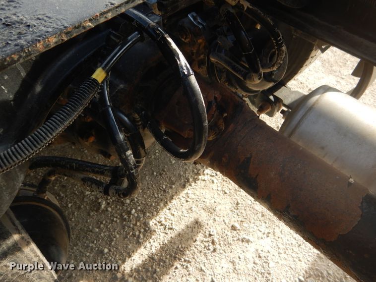 image for item DD4443 2005 Peterbilt 387 semi truck