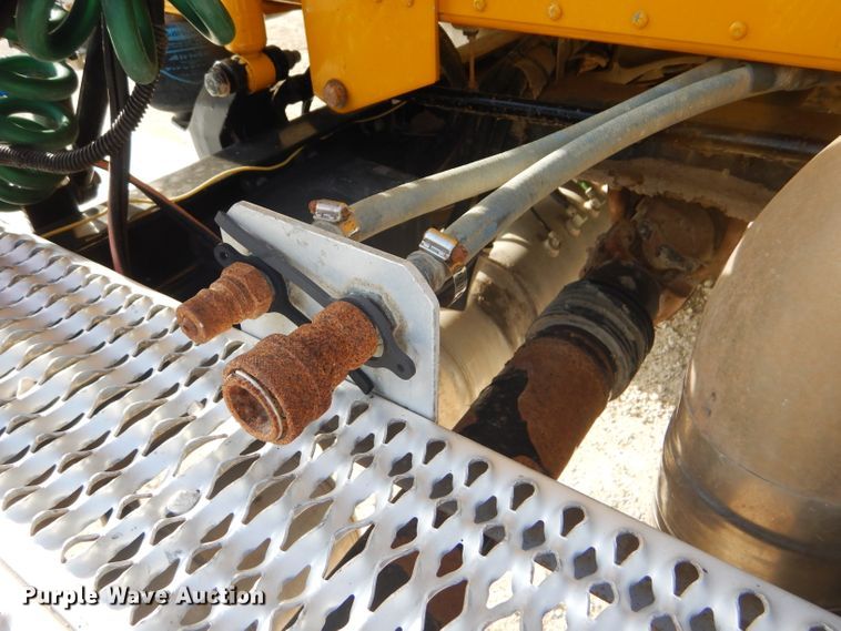 image for item DD4443 2005 Peterbilt 387 semi truck