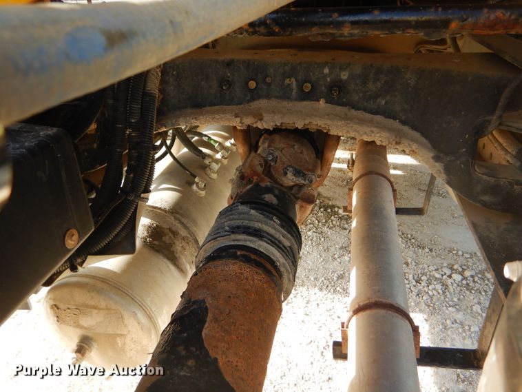 image for item DD4443 2005 Peterbilt 387 semi truck