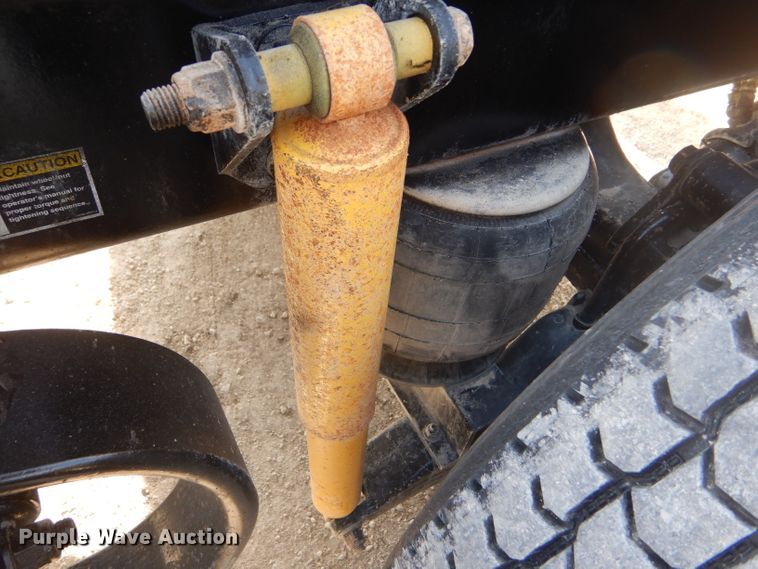 image for item DD4443 2005 Peterbilt 387 semi truck