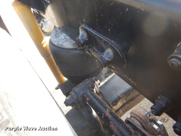 image for item DD4443 2005 Peterbilt 387 semi truck