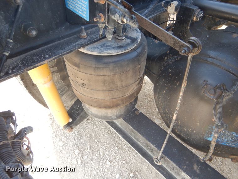 image for item DD4443 2005 Peterbilt 387 semi truck