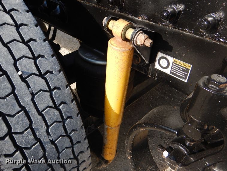 image for item DD4443 2005 Peterbilt 387 semi truck