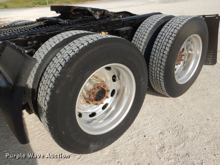 image for item DD4443 2005 Peterbilt 387 semi truck