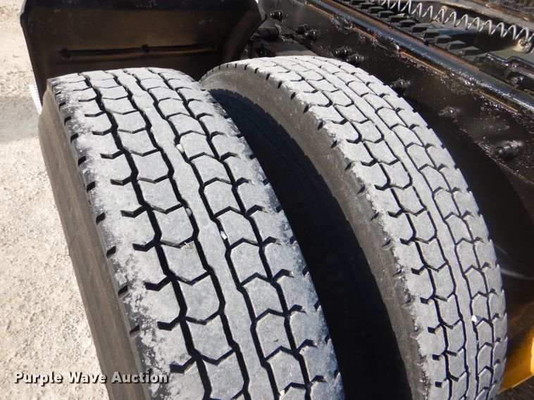 image for item DD4443 2005 Peterbilt 387 semi truck