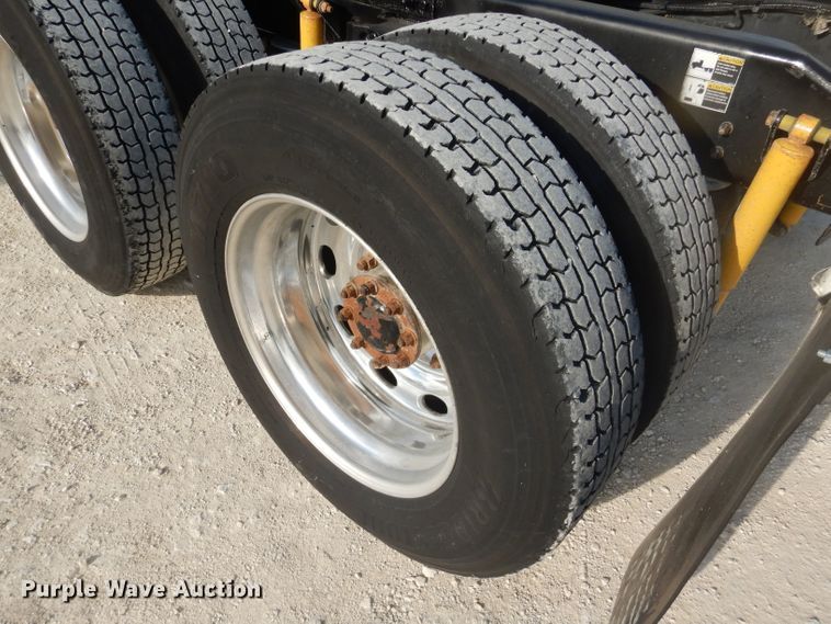 image for item DD4443 2005 Peterbilt 387 semi truck