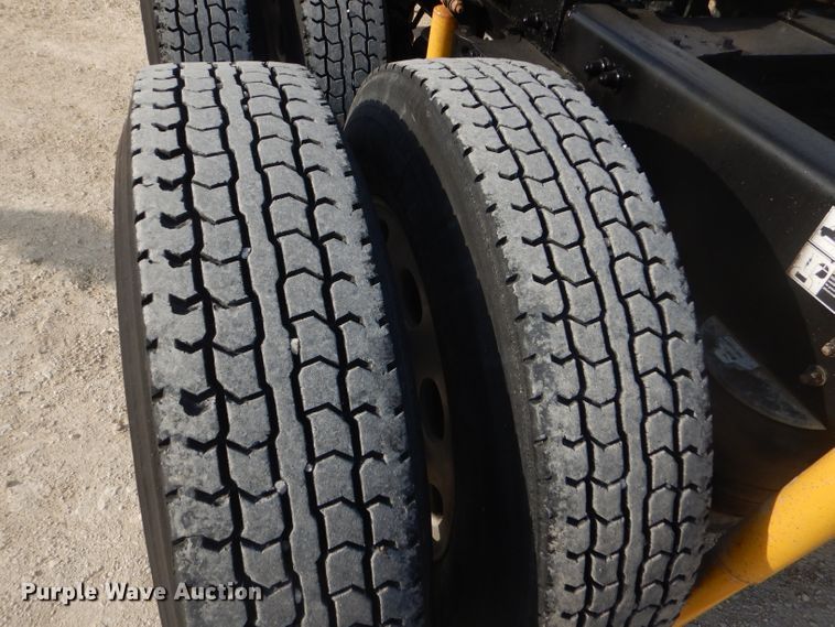 image for item DD4443 2005 Peterbilt 387 semi truck