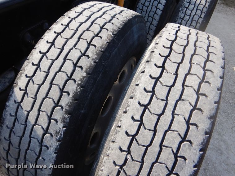 image for item DD4443 2005 Peterbilt 387 semi truck