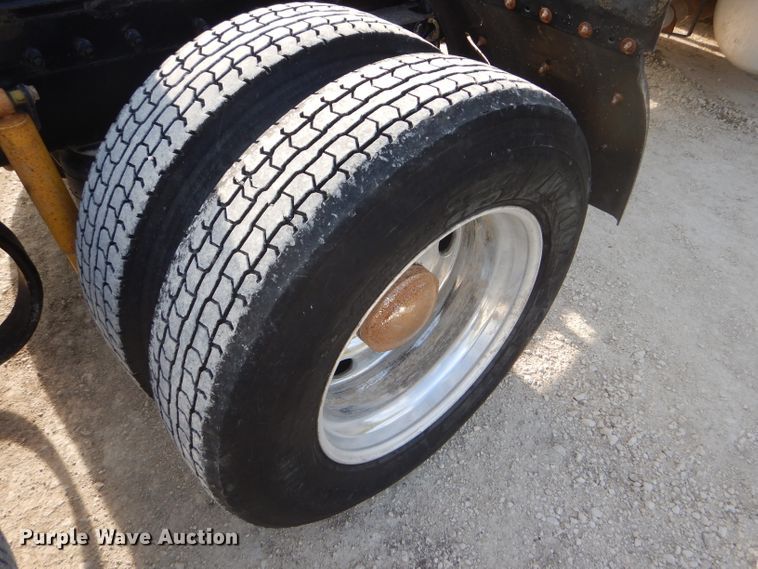 image for item DD4443 2005 Peterbilt 387 semi truck