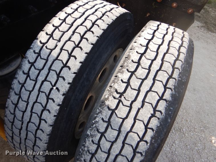 image for item DD4443 2005 Peterbilt 387 semi truck