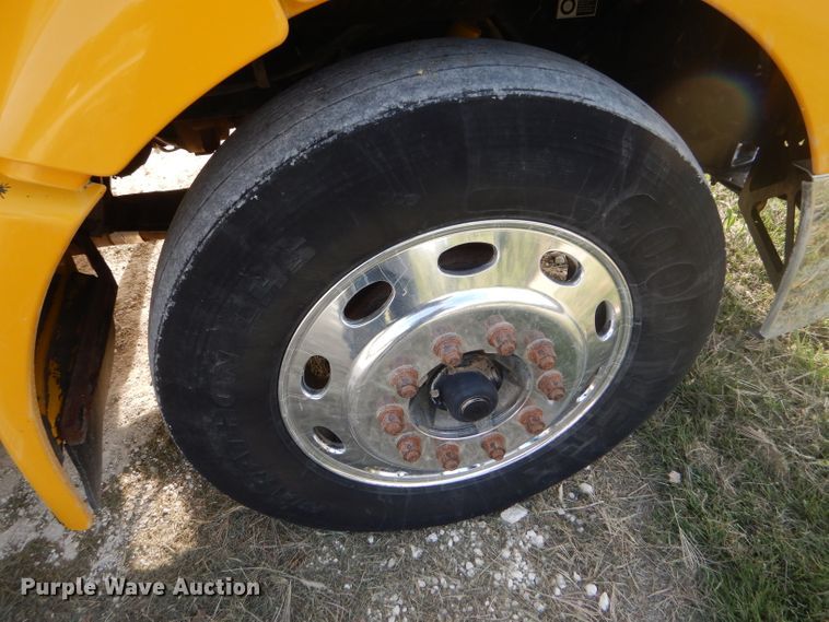 image for item DD4443 2005 Peterbilt 387 semi truck