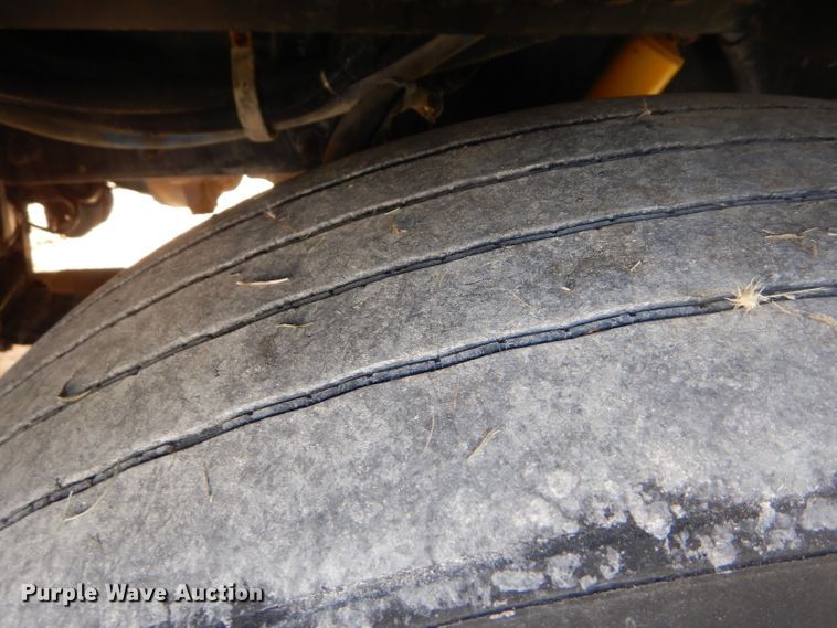 image for item DD4443 2005 Peterbilt 387 semi truck