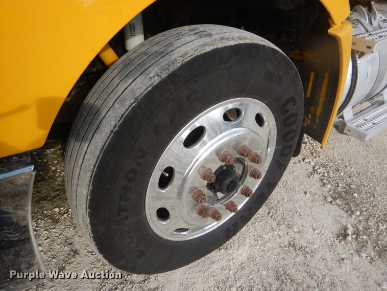 image for item DD4443 2005 Peterbilt 387 semi truck