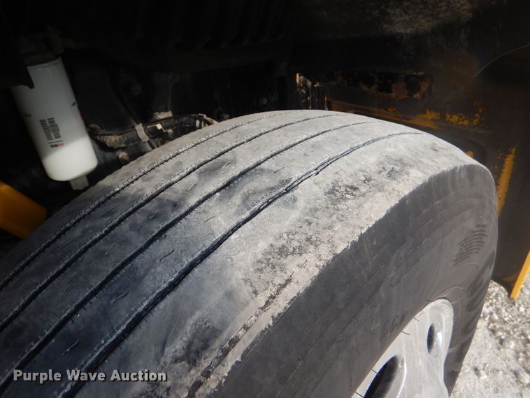 image for item DD4443 2005 Peterbilt 387 semi truck