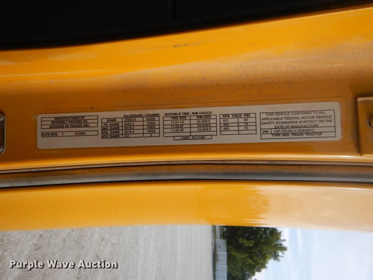 image for item DD4443 2005 Peterbilt 387 semi truck