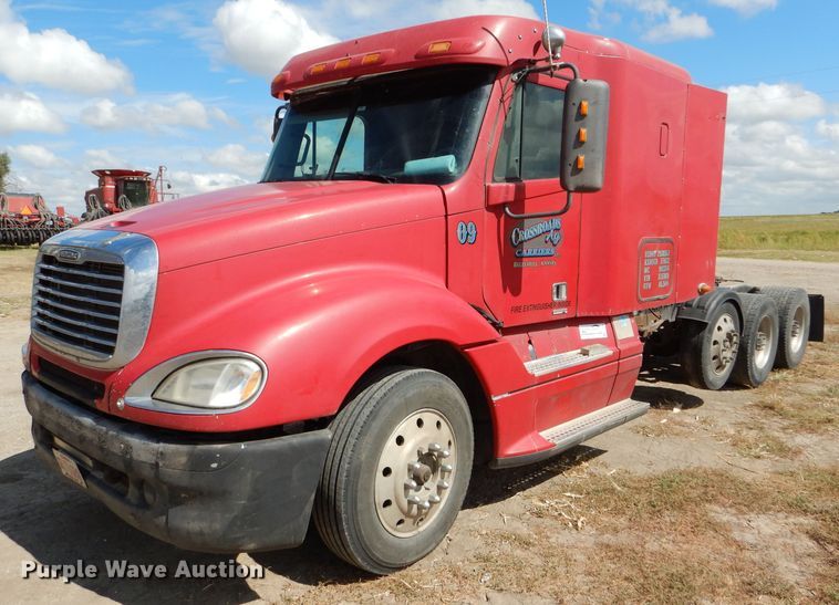 image for item DD4458 2007 Freightliner Columbia CL120 semi truck