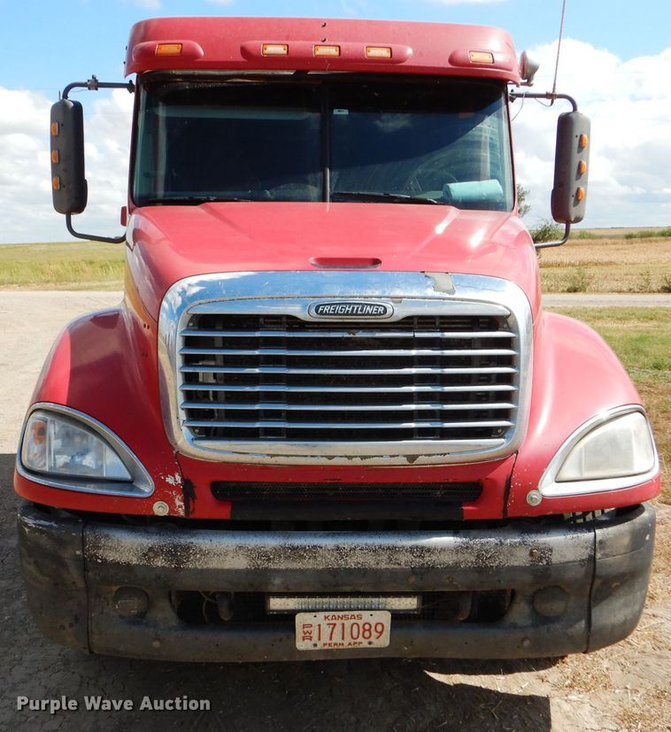 image for item DD4458 2007 Freightliner Columbia CL120 semi truck