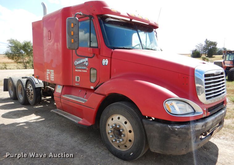 image for item DD4458 2007 Freightliner Columbia CL120 semi truck