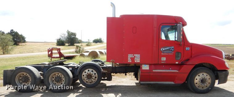 image for item DD4458 2007 Freightliner Columbia CL120 semi truck
