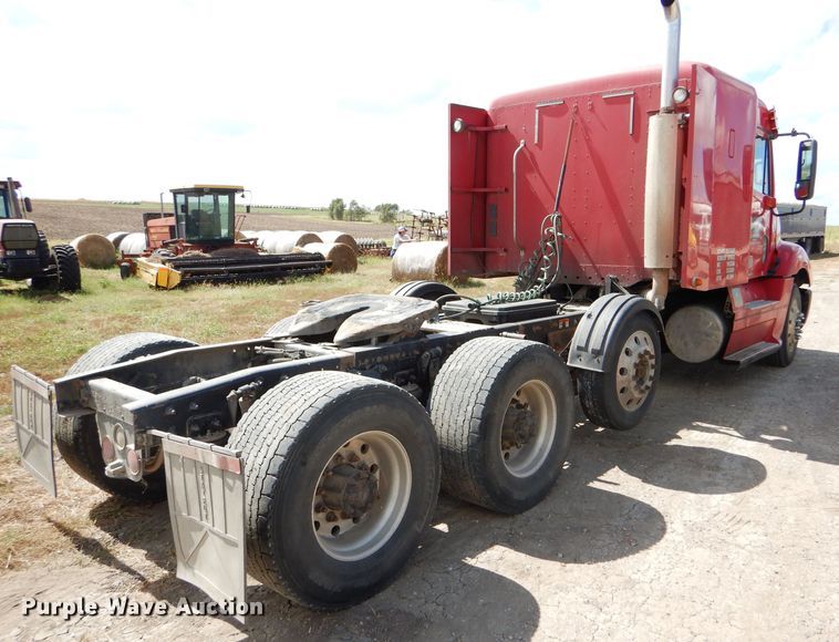 image for item DD4458 2007 Freightliner Columbia CL120 semi truck
