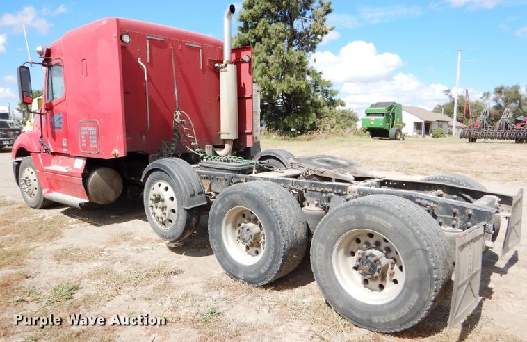 image for item DD4458 2007 Freightliner Columbia CL120 semi truck