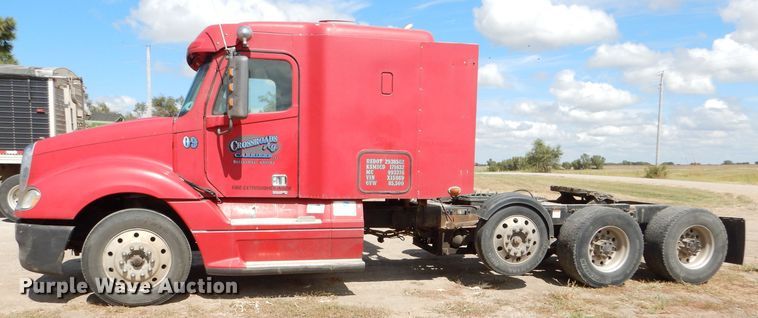 image for item DD4458 2007 Freightliner Columbia CL120 semi truck