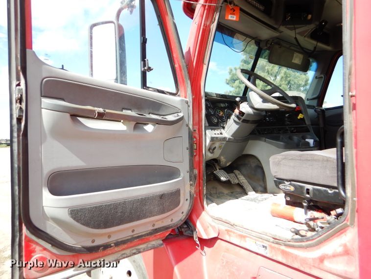 image for item DD4458 2007 Freightliner Columbia CL120 semi truck