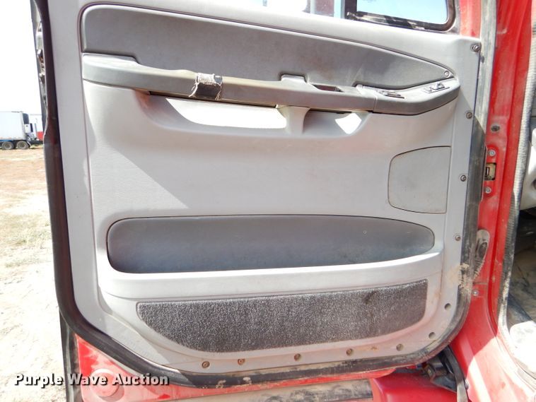 image for item DD4458 2007 Freightliner Columbia CL120 semi truck