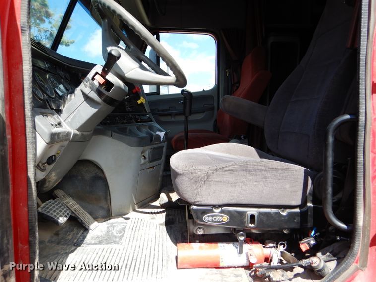 image for item DD4458 2007 Freightliner Columbia CL120 semi truck