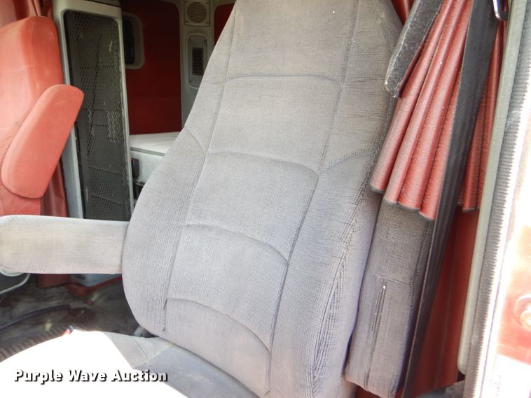 image for item DD4458 2007 Freightliner Columbia CL120 semi truck