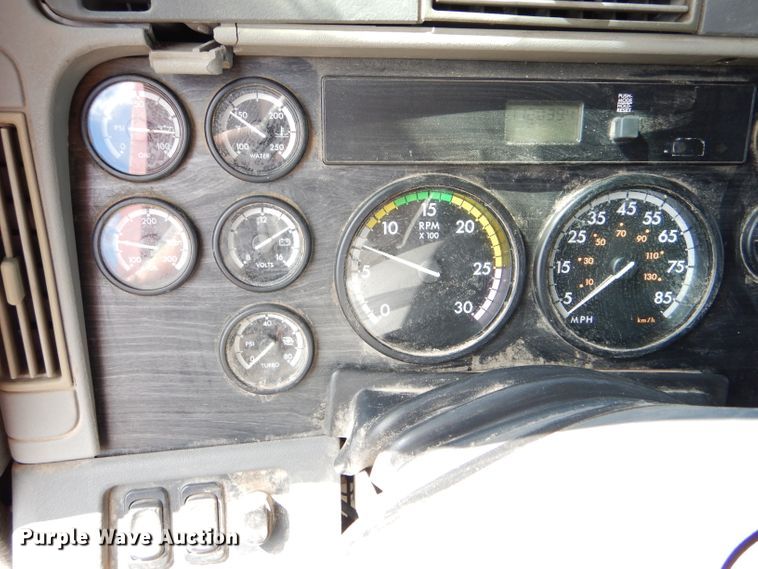 image for item DD4458 2007 Freightliner Columbia CL120 semi truck