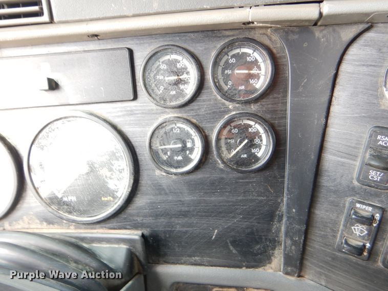 image for item DD4458 2007 Freightliner Columbia CL120 semi truck