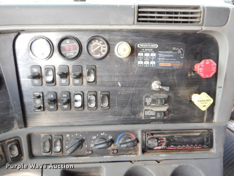 image for item DD4458 2007 Freightliner Columbia CL120 semi truck