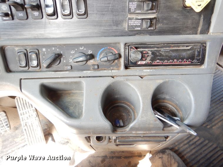 image for item DD4458 2007 Freightliner Columbia CL120 semi truck