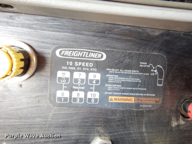 image for item DD4458 2007 Freightliner Columbia CL120 semi truck