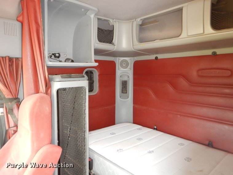 image for item DD4458 2007 Freightliner Columbia CL120 semi truck