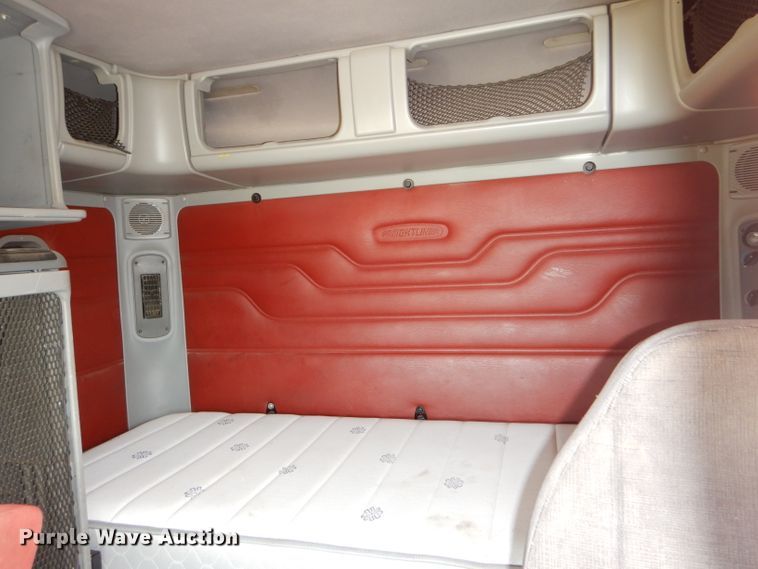 image for item DD4458 2007 Freightliner Columbia CL120 semi truck